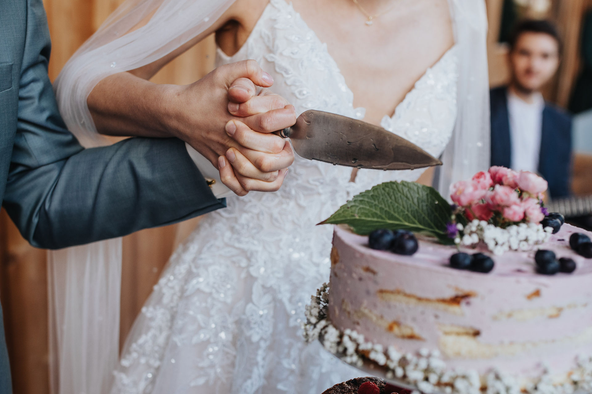 Brautpaar schneidet Hochzeitstorte an