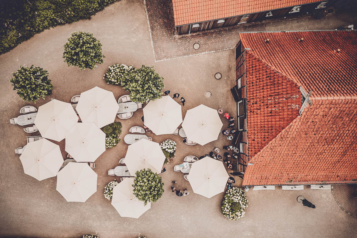 Brautpaar schneidet Hochzeitstorte an